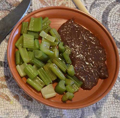 Olusatra (Celery with raisin sauce)